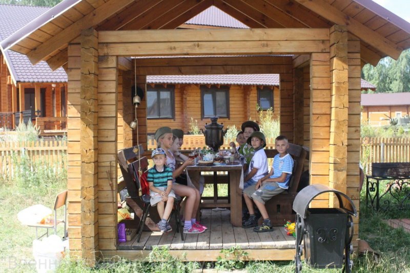 Семья в беседке