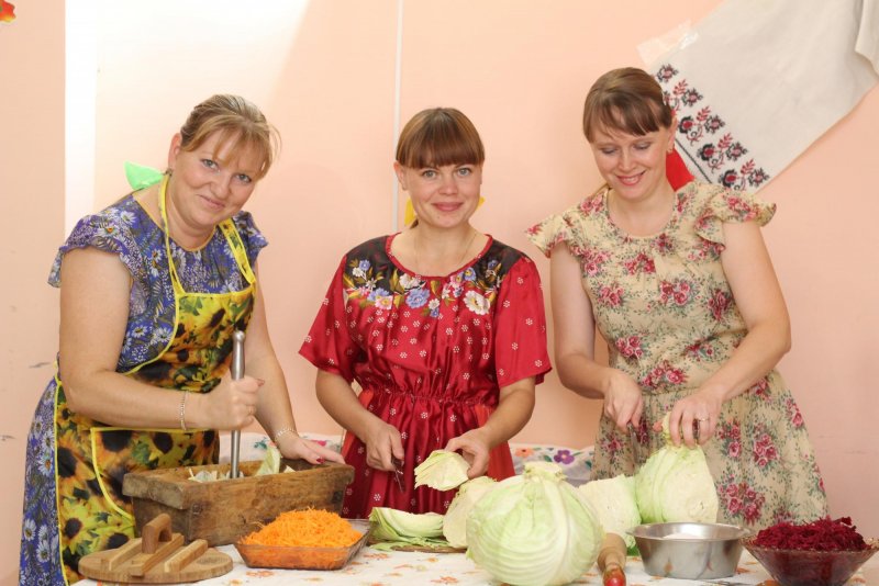 Компания отдыхает на даче