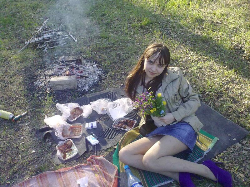 Девушка с шашлыком