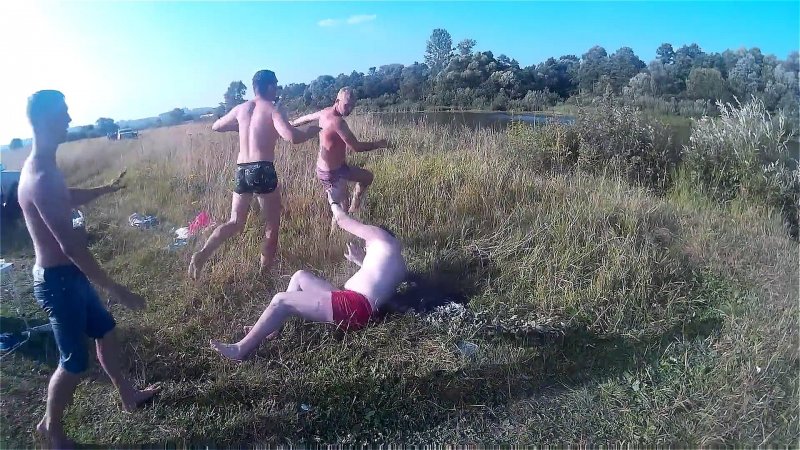 Пьяные девчонки на природе