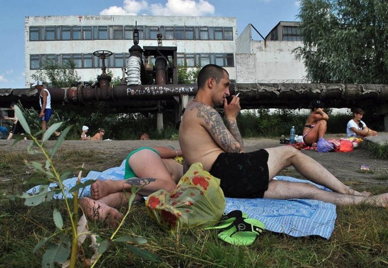 Пьяная девушка на земле