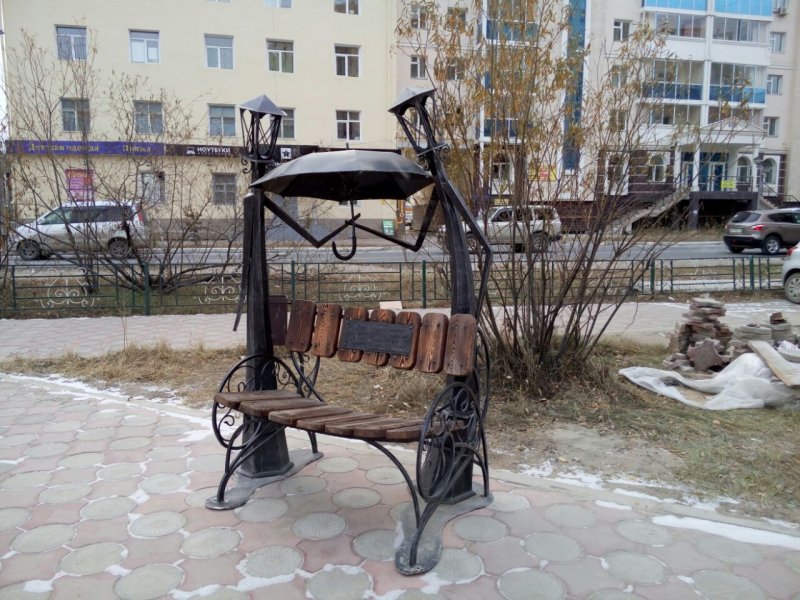 Скамейка и фонарь