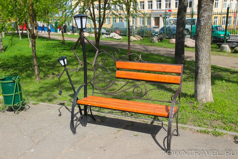 Лавочки в Лопатинском парке в Смоленске