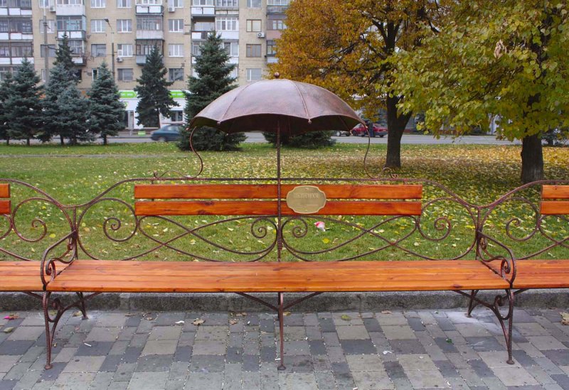 Оригинальные скамейки на набережной
