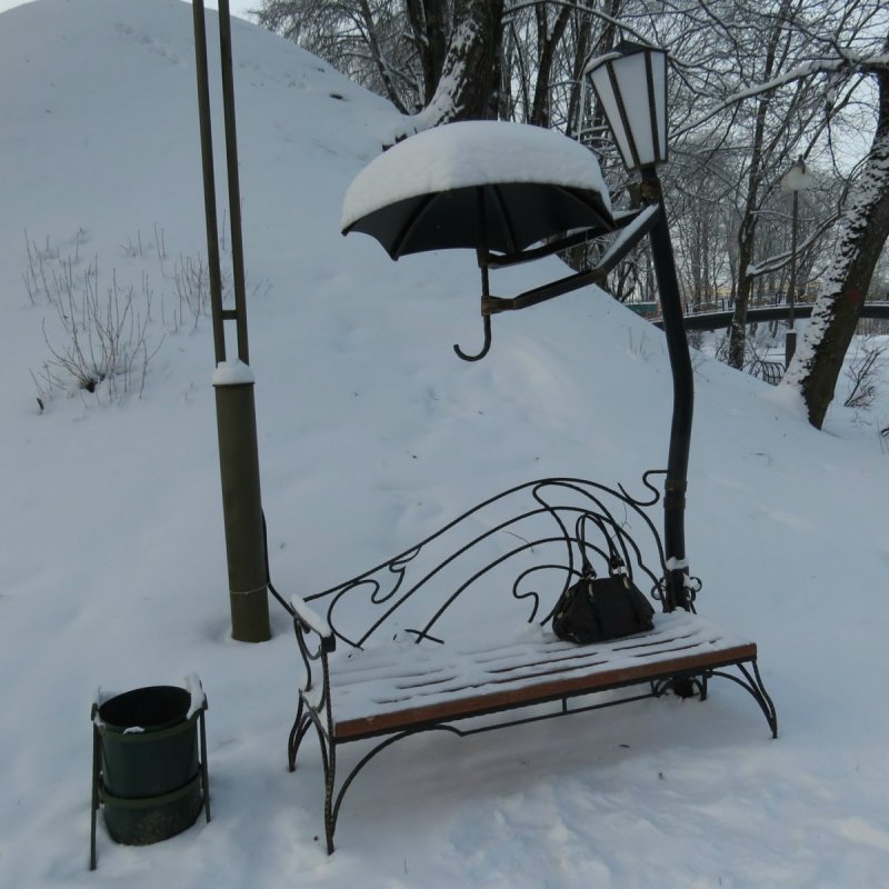 Кованая скамья с зонтиком