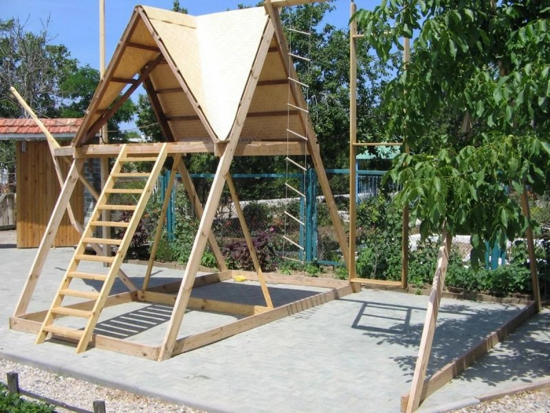 Угловая детская площадка на дачу
