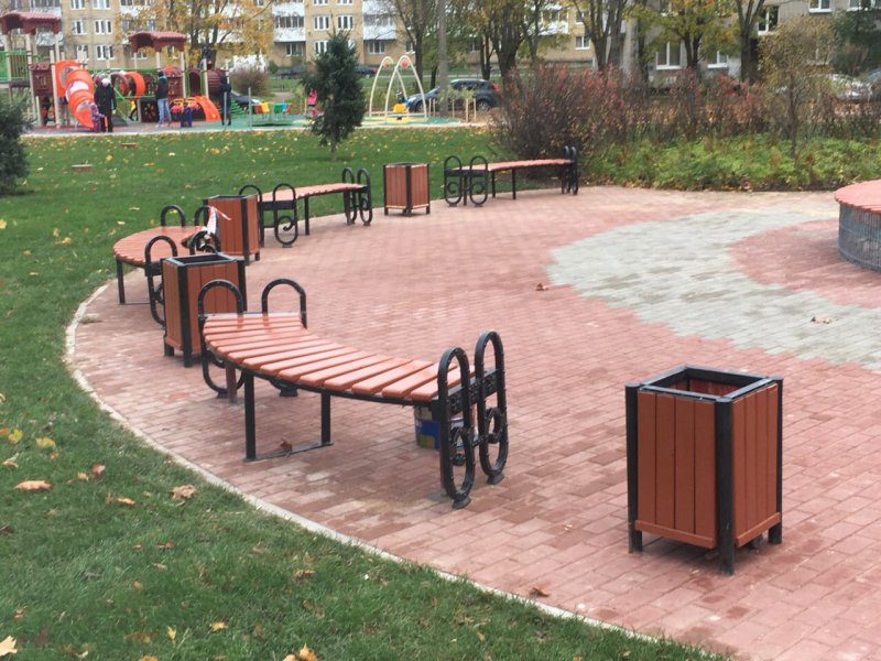 Скамейка с урной
