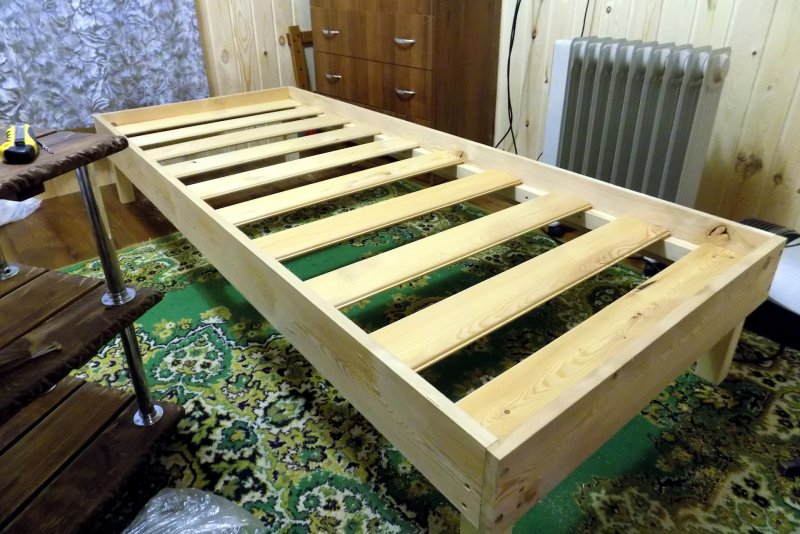 Временная кровать на дачу своими руками
