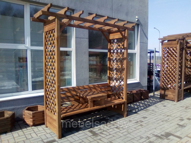 Пергола со скамейкой