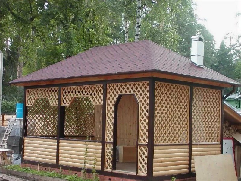 Беседка с четырех скатнои крышеи