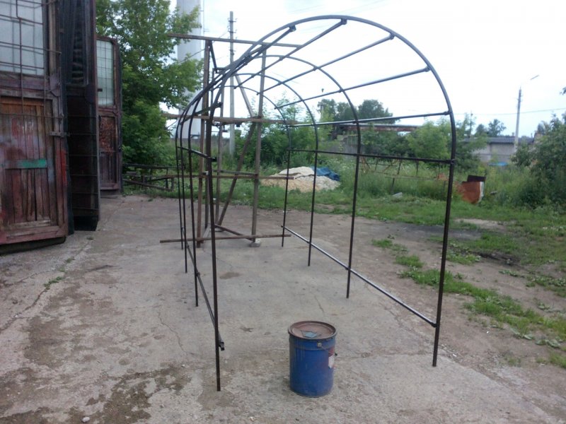 Железный каркас для виноградника