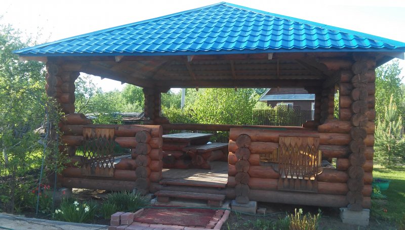 Рубленая беседка из бревна