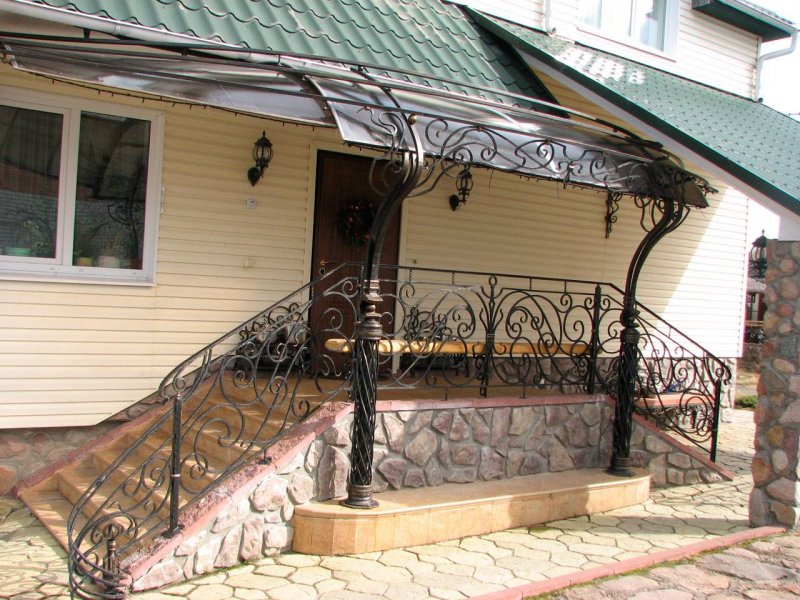 Куполообразный навес над террасой