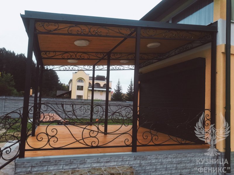 Терраса под балконом
