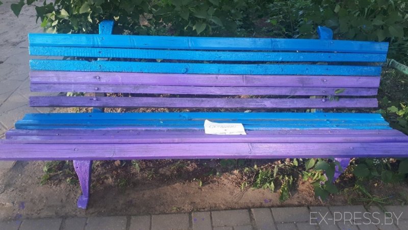 Покрасить лавочку в цветочки на даче