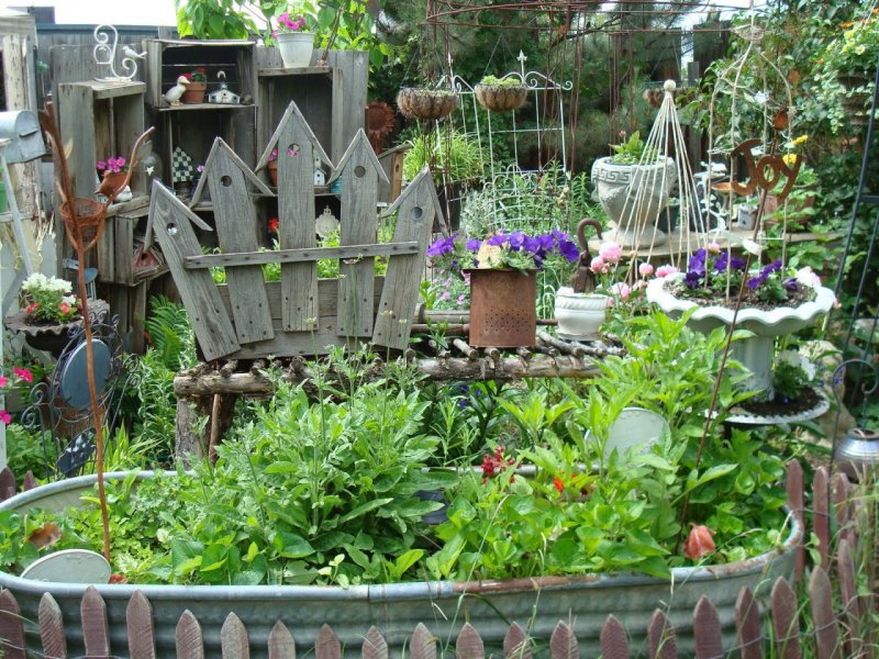 Клумбы из старых стульев