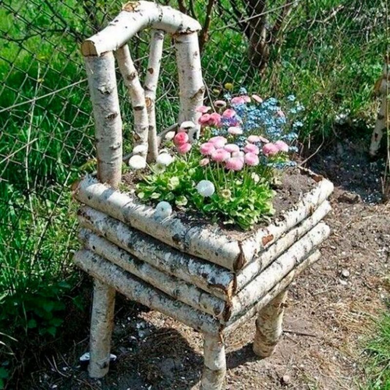 Цветник из старого стула