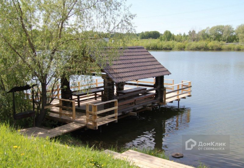 Беседка на берегу реки