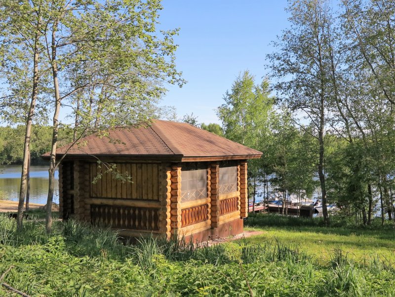 Беседка на берегу реки