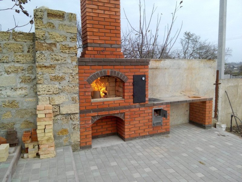 Мангальная зона из кирпича с коптильней