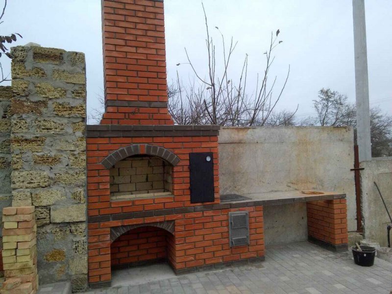 Кирпичный мангал с коптильней
