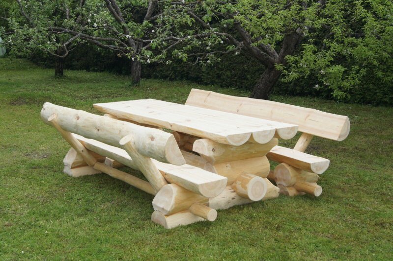 Скамейка из половины бревна