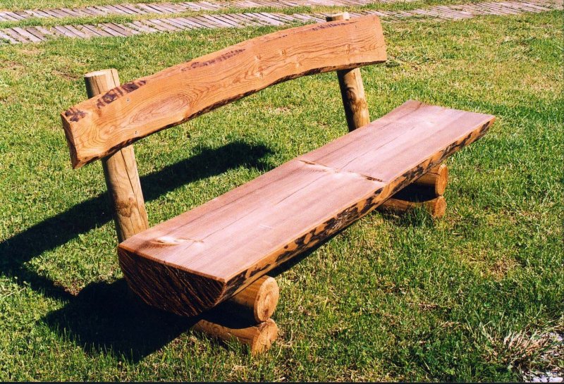 Скамейка из березовых бревнышек