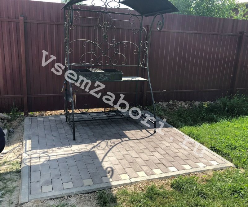 Площадка для мангала на даче из тротуарной плитки