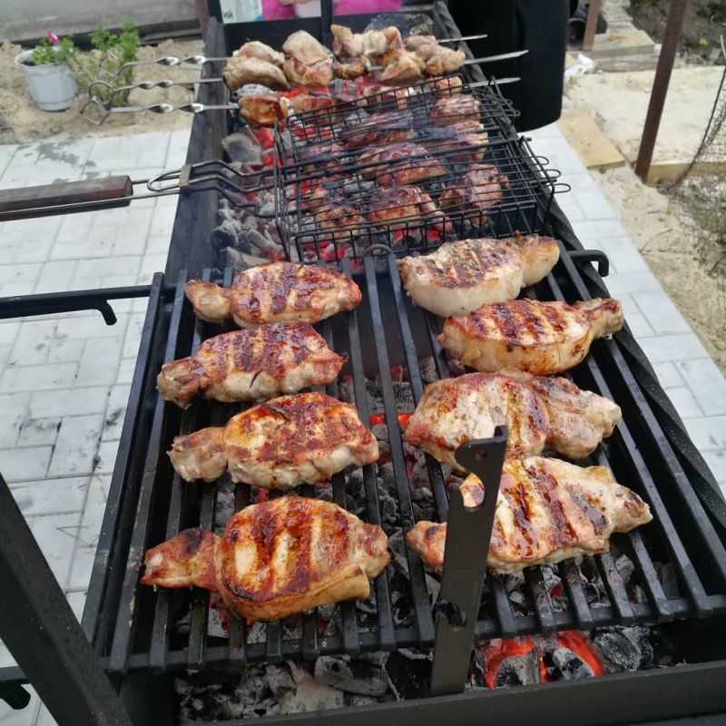 Огромный мангал с шашлыками