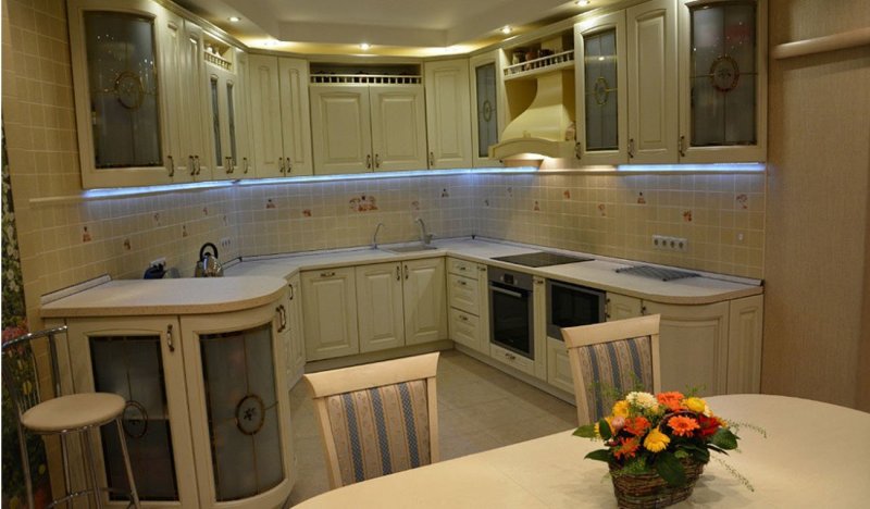 Кухня с окном в частном доме