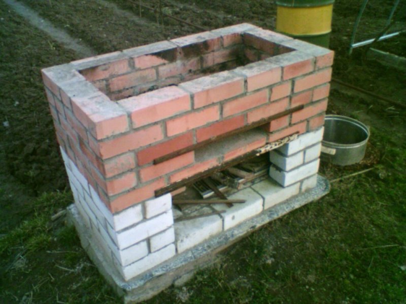 Мангал из кирпича на даче