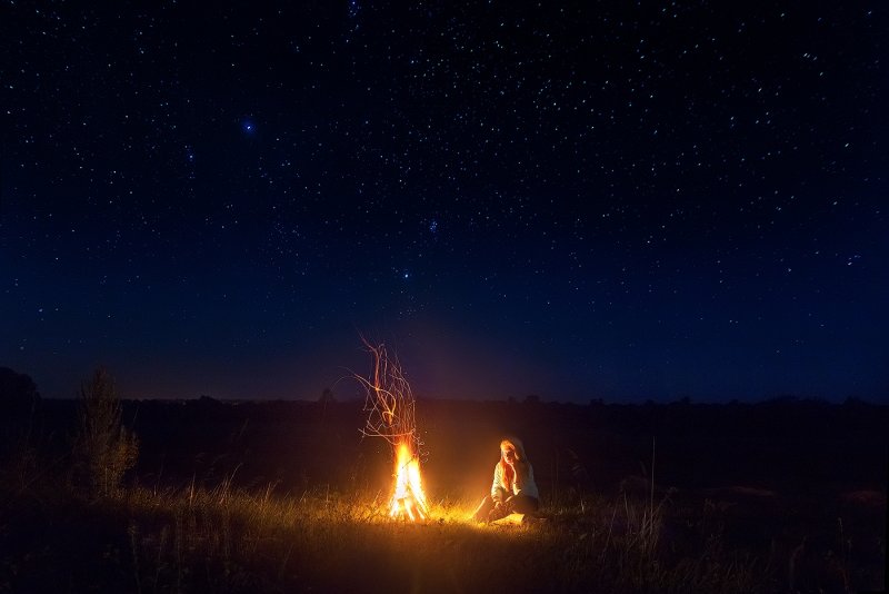 Костер и звездное небо