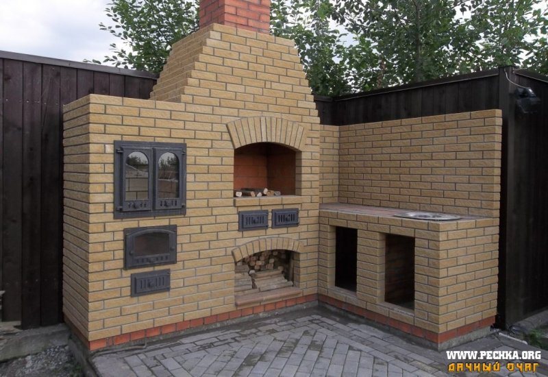 Уличный мангал из кирпича с духовкой