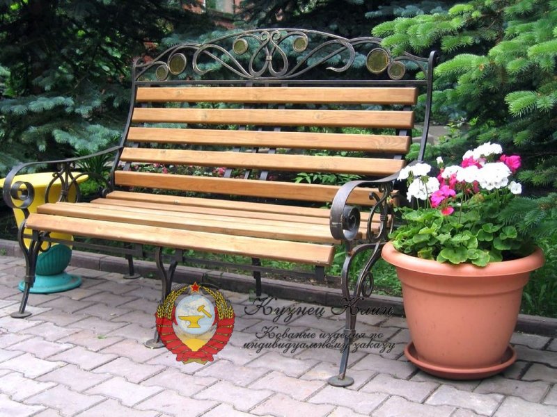 Скамейка в саду