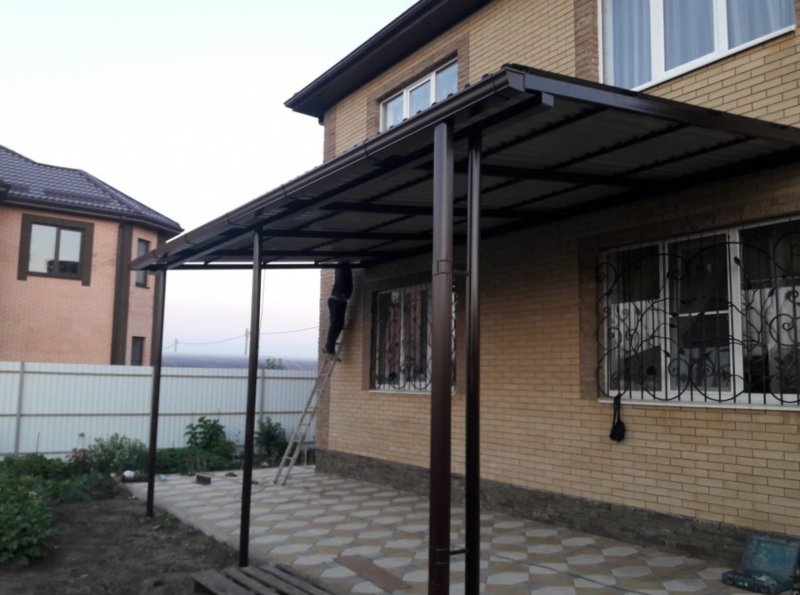 Навес из поликарбоната примыкающий к дому односкатный