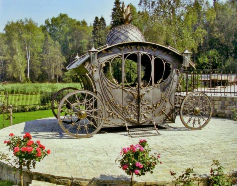 Беседка в форме кареты