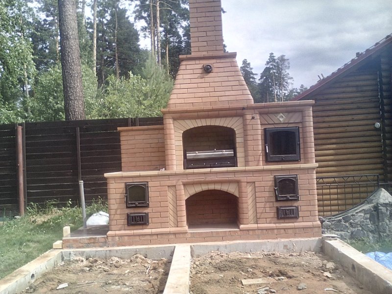 Кирпичный мангал с коптильней
