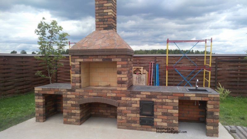 Кирпичный мангал с раковиной