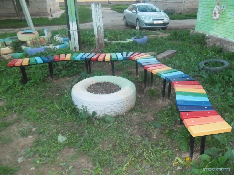 Покраска скамейки на даче