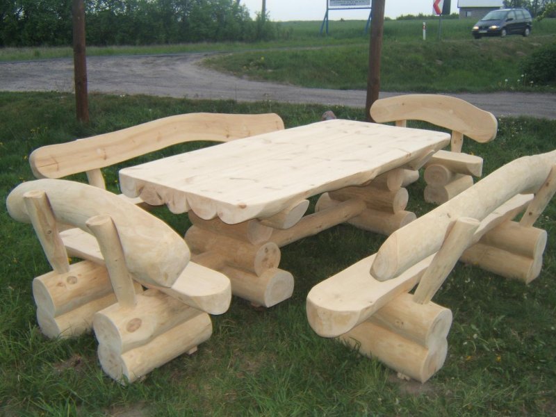 Рубленные столы и скамейки из бревна