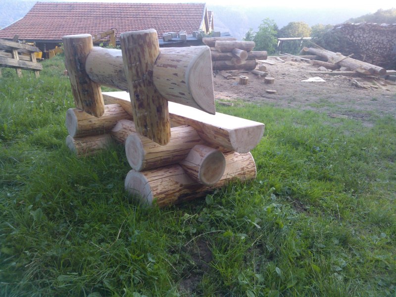 Скамейка из полена