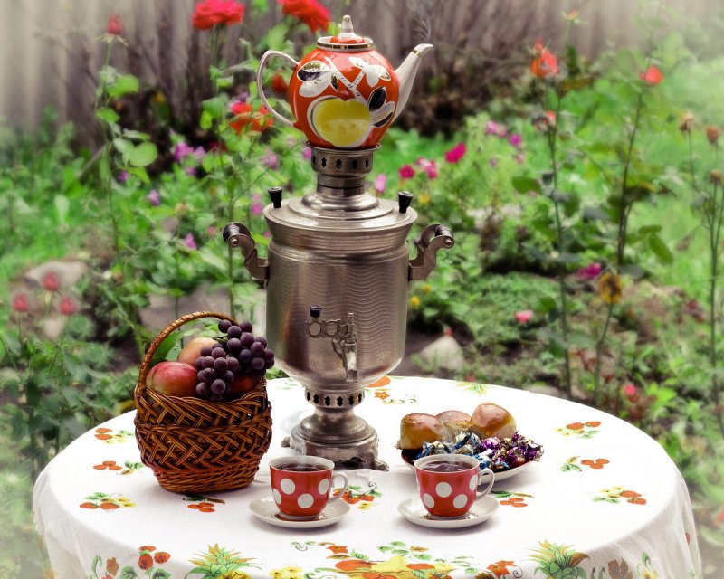 Чайный стол с самоваром