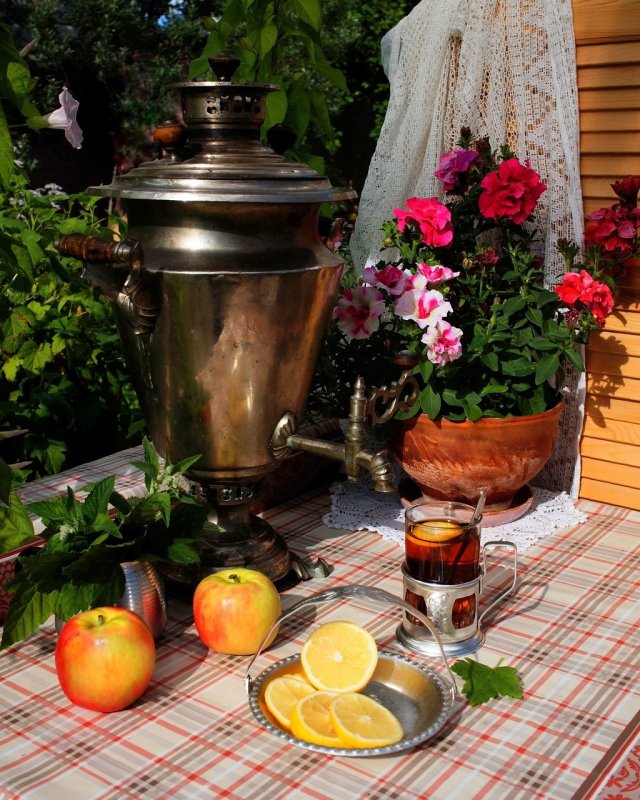 Самовар на даче в саду