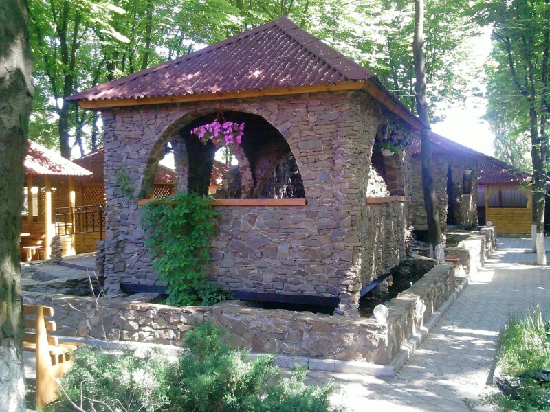 Беседка отделанная камнем