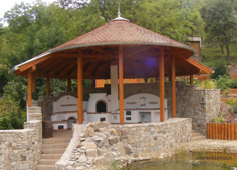 Балкон с беседкой из камня