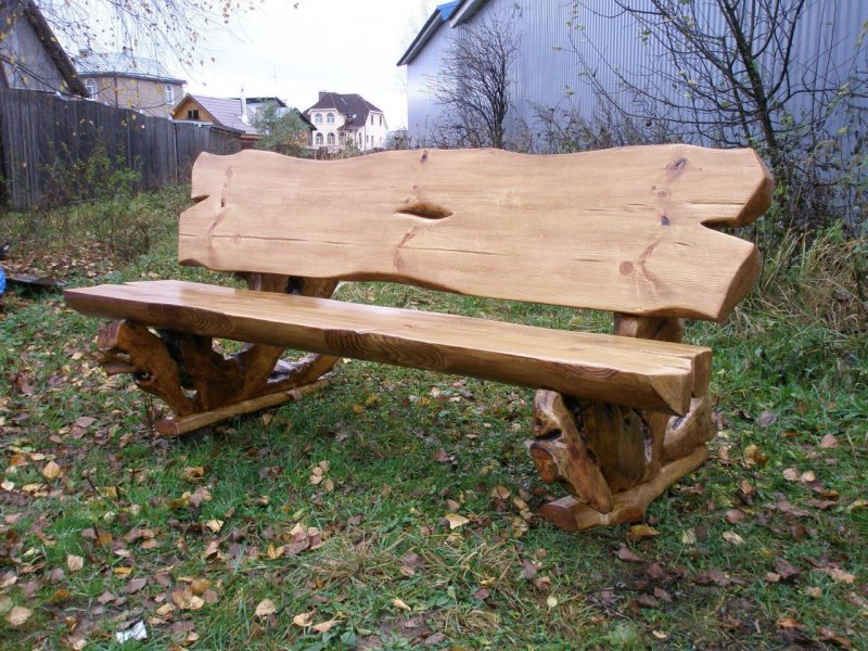 Деревянная скамья из бревна