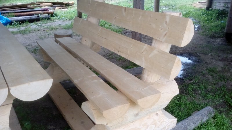Скамейка из тонких бревен
