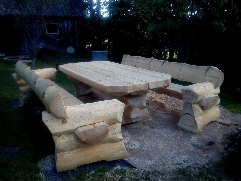 Стол и скамейки из бревна