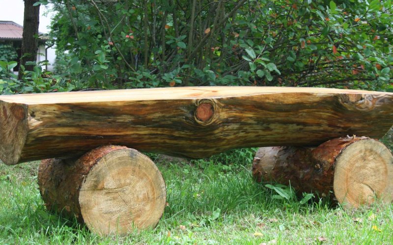 Скамья из бревна