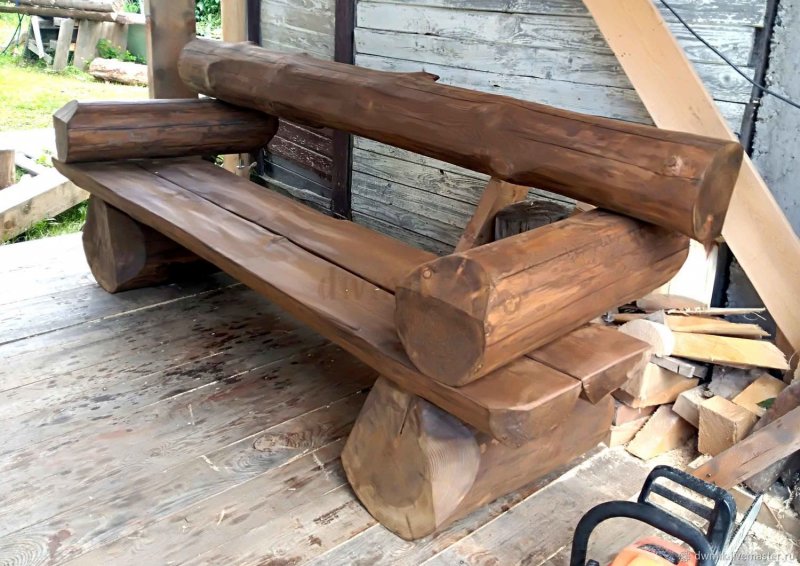 Уличные скамейки из бревен